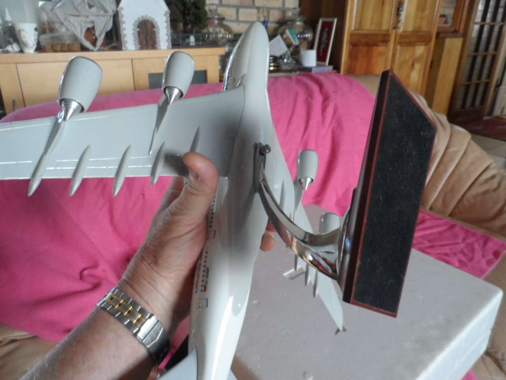 AIRBUS A380-800 LUFTHANSA DIECAST TABLE TOP MODEL