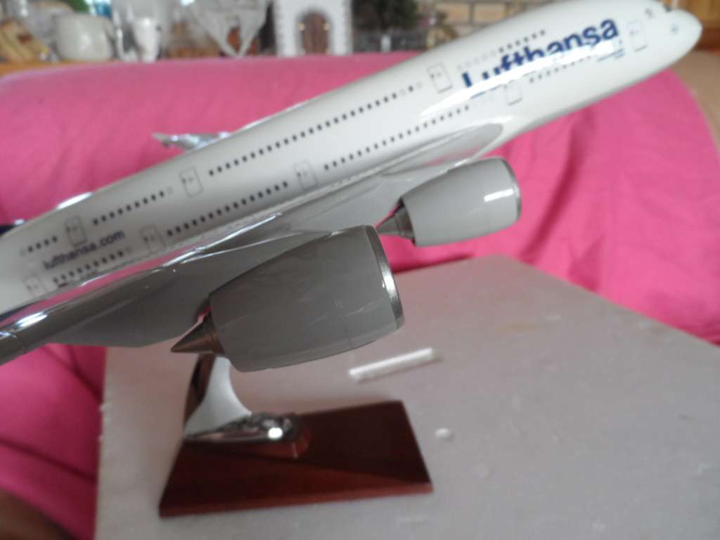 AIRBUS A380-800 LUFTHANSA DIECAST TABLE TOP MODEL