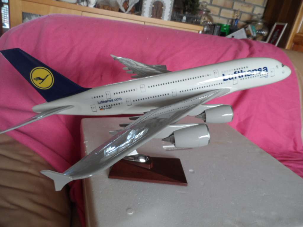 AIRBUS A380-800 LUFTHANSA DIECAST TABLE TOP MODEL