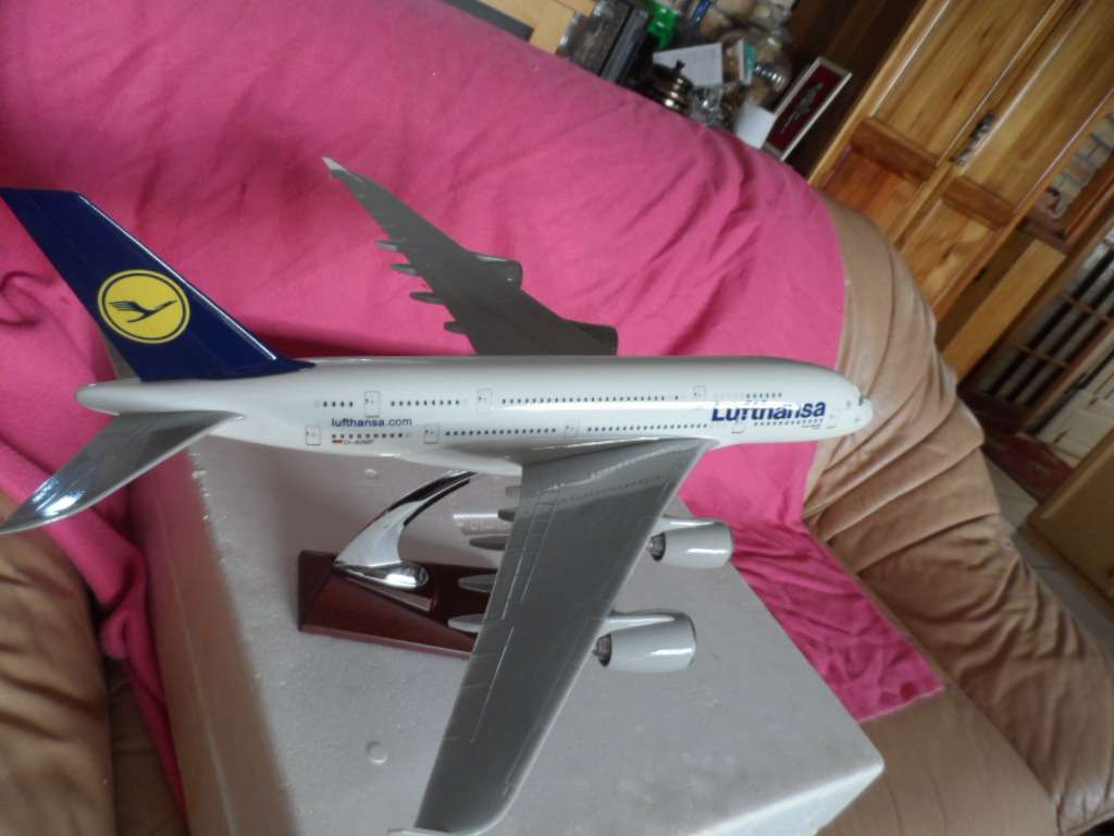AIRBUS A380-800 LUFTHANSA DIECAST TABLE TOP MODEL