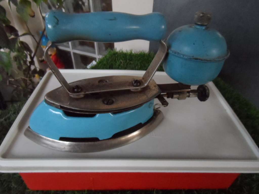 VINTAGE COLEMAN INSTANT LITE MODEL # 4A GAS IRON  WITH WOOD HANDLE BLUE ENAMEL