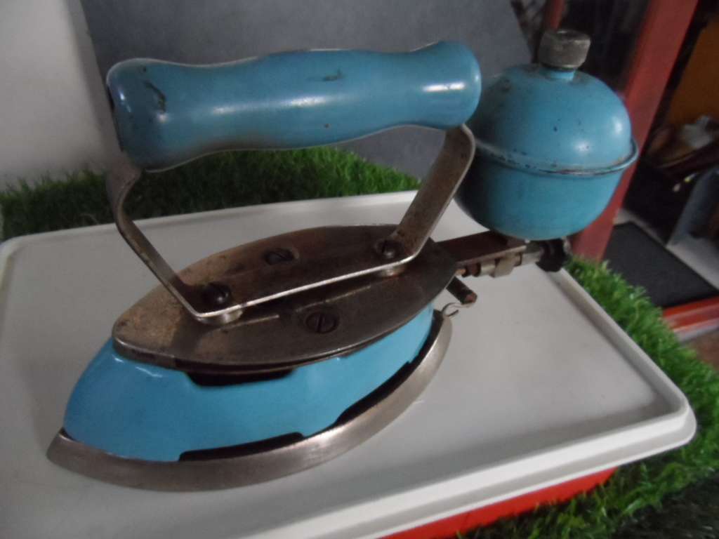 VINTAGE COLEMAN INSTANT LITE MODEL # 4A GAS IRON  WITH WOOD HANDLE BLUE ENAMEL