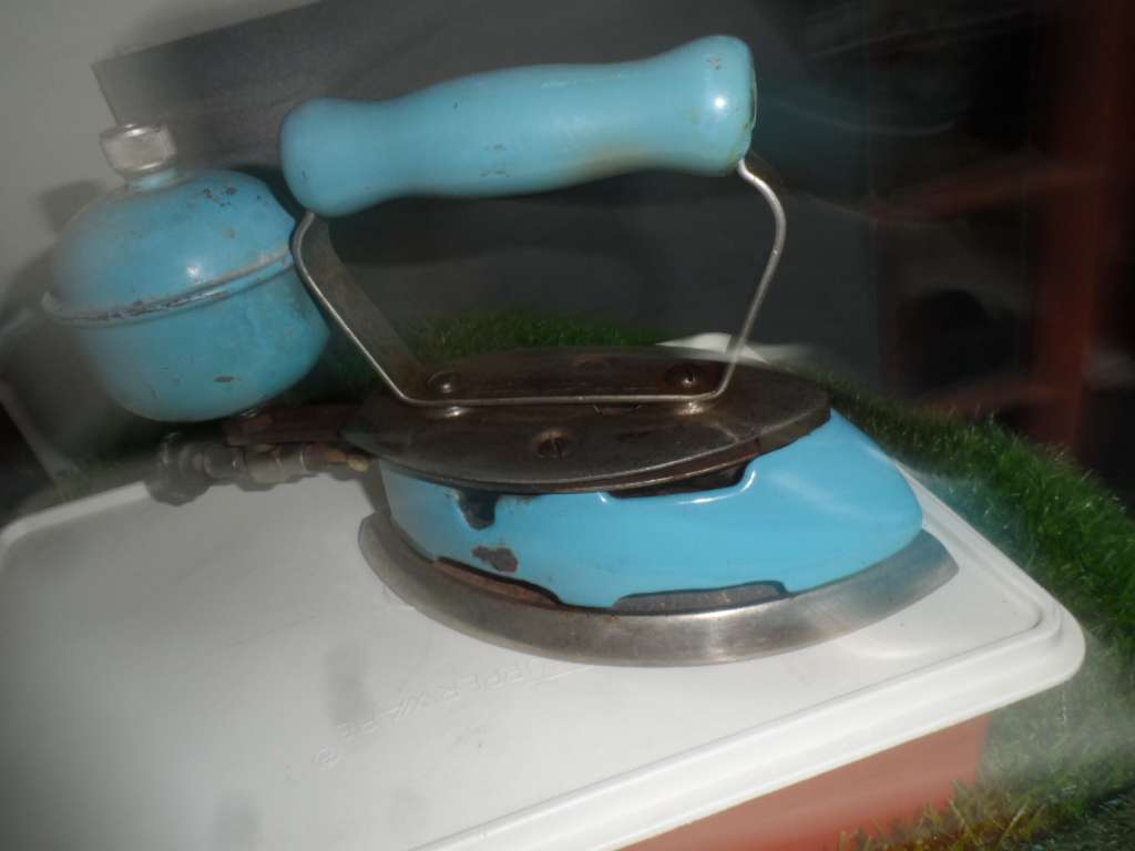 VINTAGE COLEMAN INSTANT LITE MODEL # 4A GAS IRON  WITH WOOD HANDLE BLUE ENAMEL