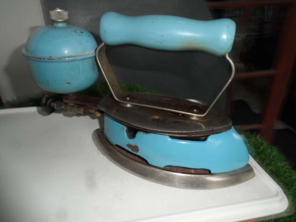 VINTAGE COLEMAN INSTANT LITE MODEL # 4A GAS IRON  WITH WOOD HANDLE BLUE ENAMEL