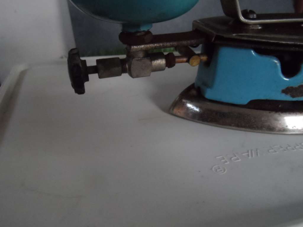 VINTAGE COLEMAN INSTANT LITE MODEL # 4A GAS IRON  WITH WOOD HANDLE BLUE ENAMEL