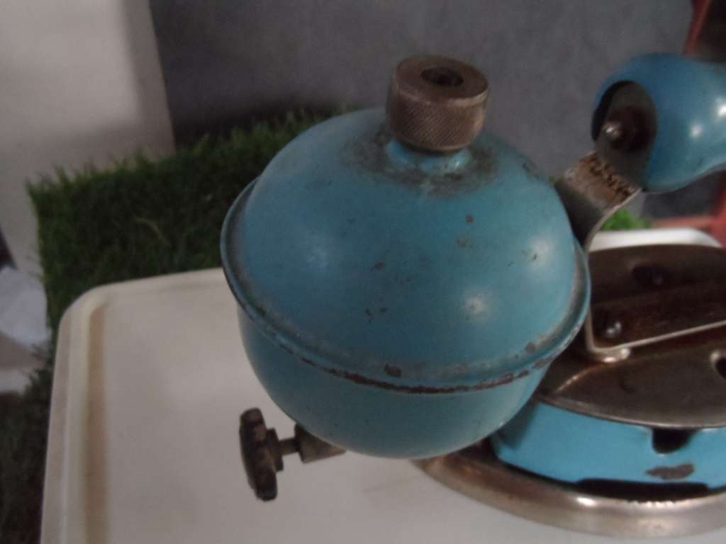 VINTAGE COLEMAN INSTANT LITE MODEL # 4A GAS IRON  WITH WOOD HANDLE BLUE ENAMEL