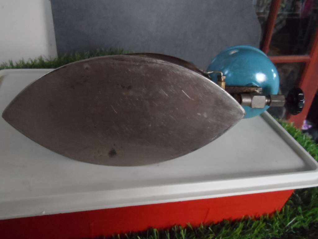 VINTAGE COLEMAN INSTANT LITE MODEL # 4A GAS IRON  WITH WOOD HANDLE BLUE ENAMEL