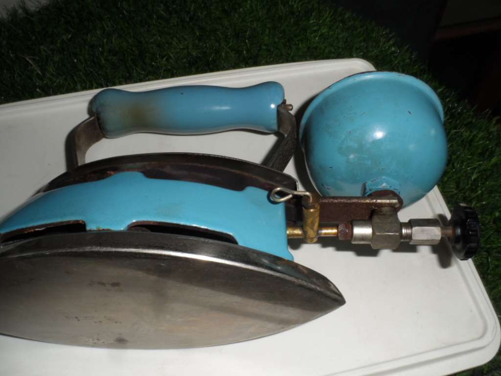 VINTAGE COLEMAN INSTANT LITE MODEL # 4A GAS IRON  WITH WOOD HANDLE BLUE ENAMEL