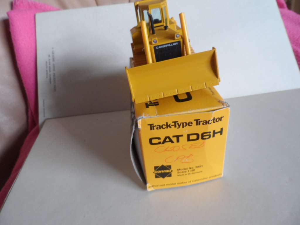 Conrad  Cat d6h track type tractor n0 2851 1:50 scale