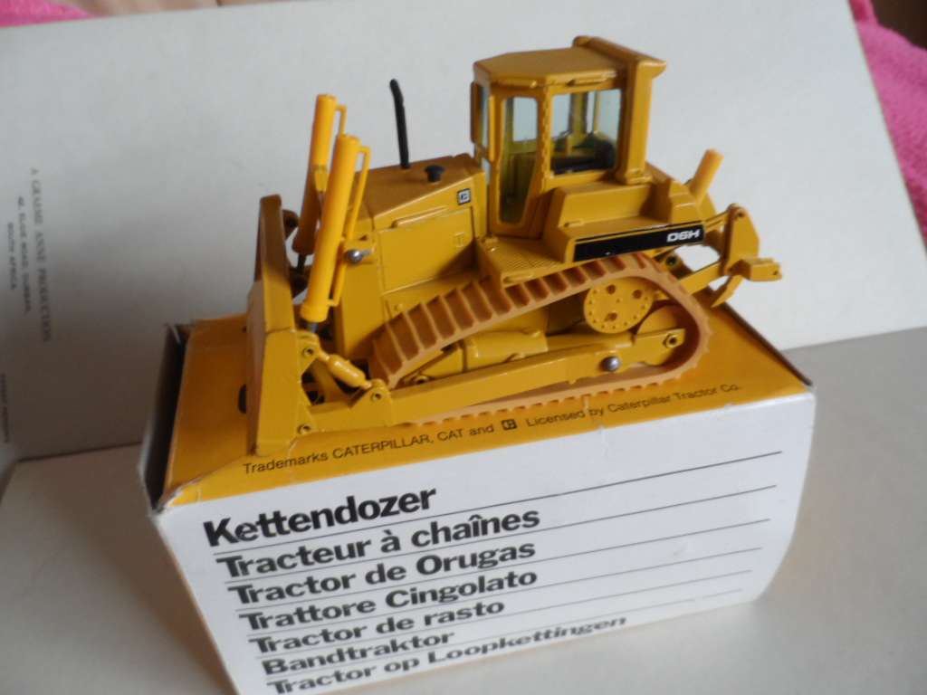 Conrad  Cat d6h track type tractor n0 2851 1:50 scale