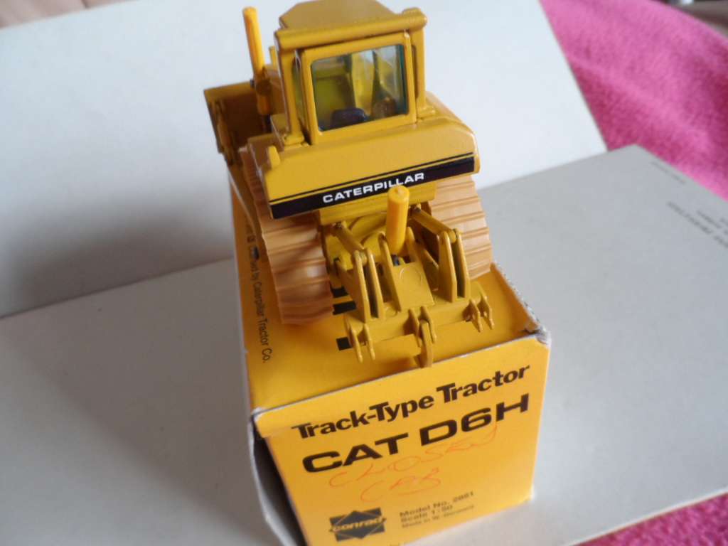 Conrad  Cat d6h track type tractor n0 2851 1:50 scale