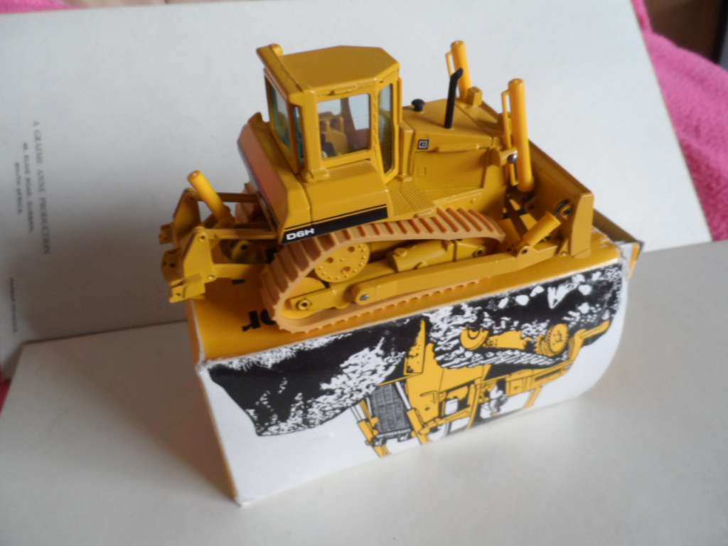 Conrad  Cat d6h track type tractor n0 2851 1:50 scale