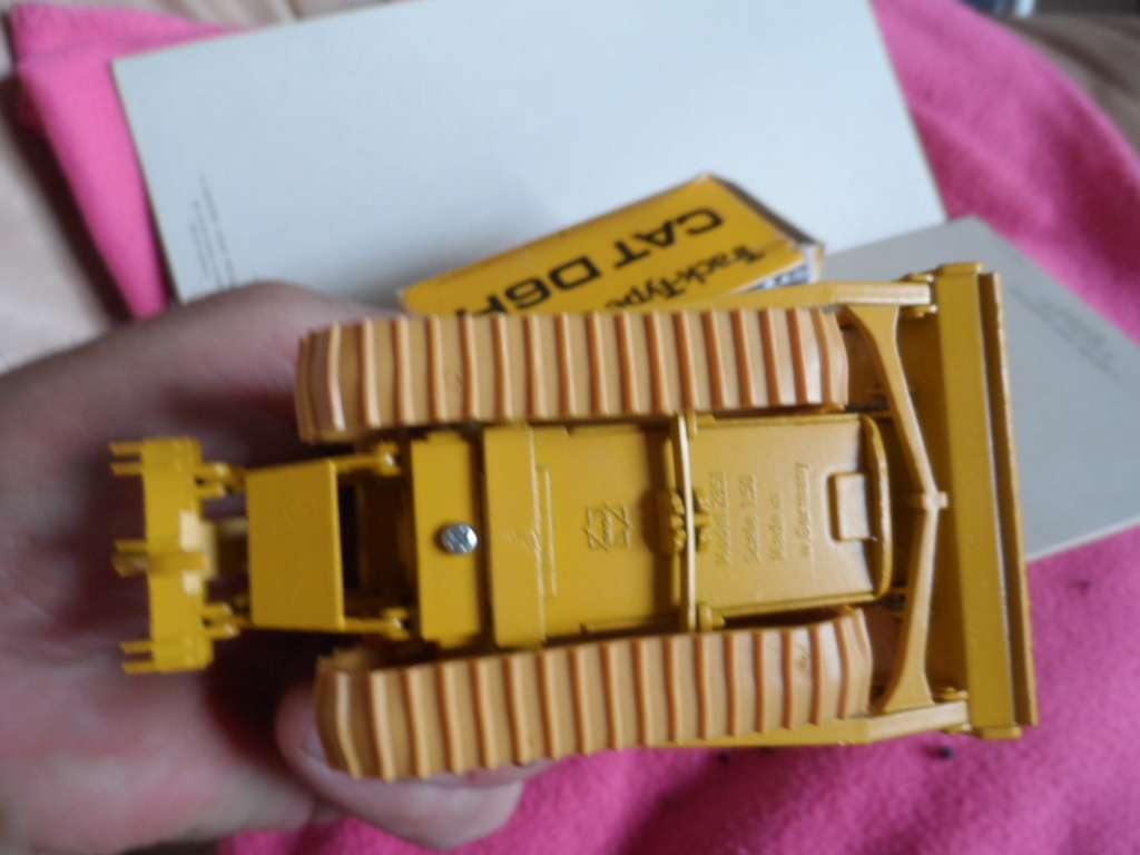 Conrad  Cat d6h track type tractor n0 2851 1:50 scale