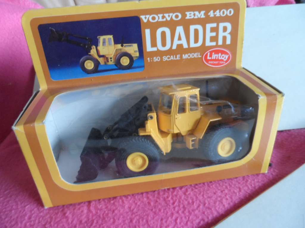 LINTOY VOLVO BM 4400 LOADER, 1:50 SCALE DIECAST