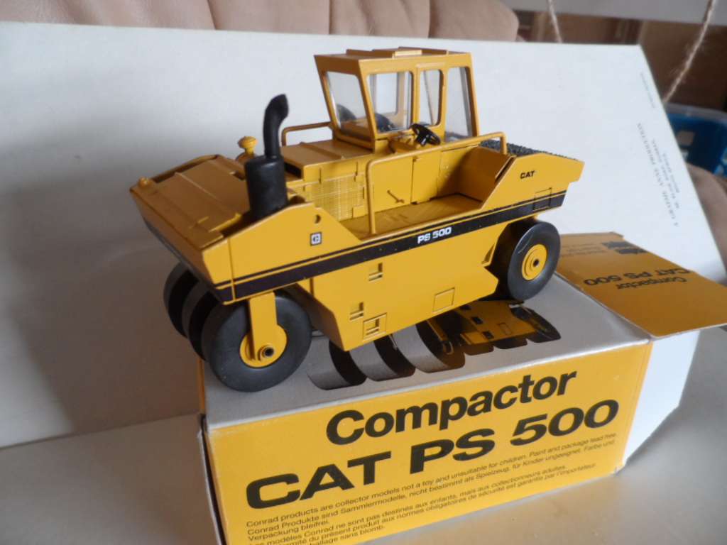 VINTAGE CONRAD 2741 CAT CATERPILLAR PS500 COMPACTOR -1:50-  BOXED [M88]