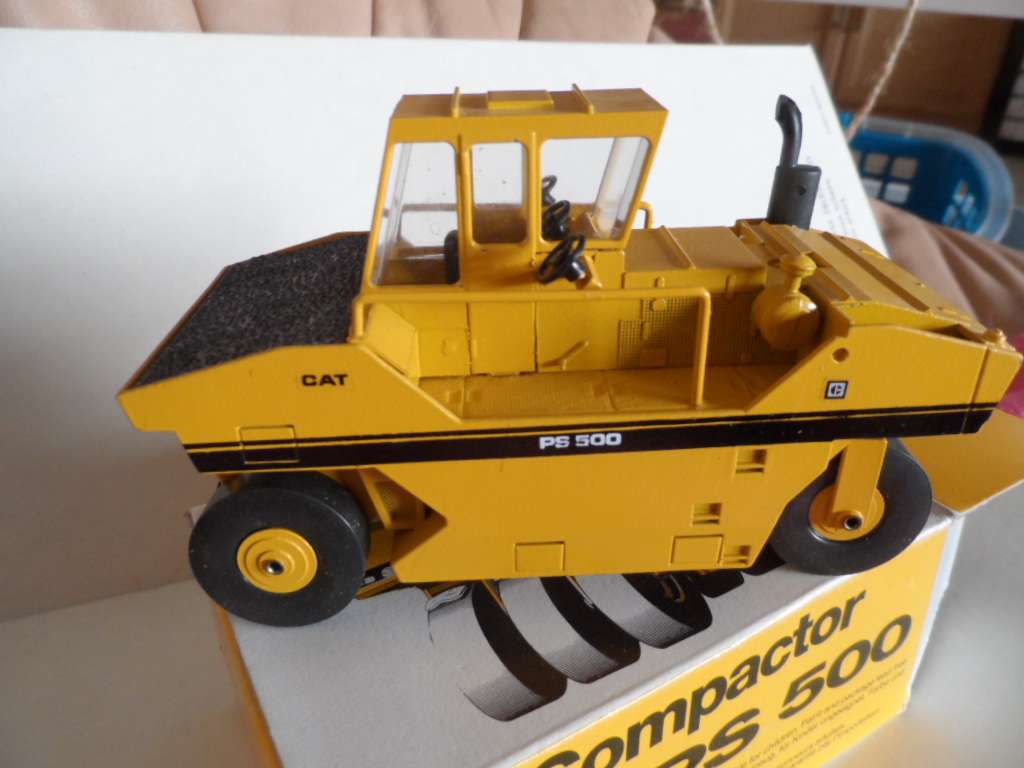 VINTAGE CONRAD 2741 CAT CATERPILLAR PS500 COMPACTOR -1:50-  BOXED [M88]