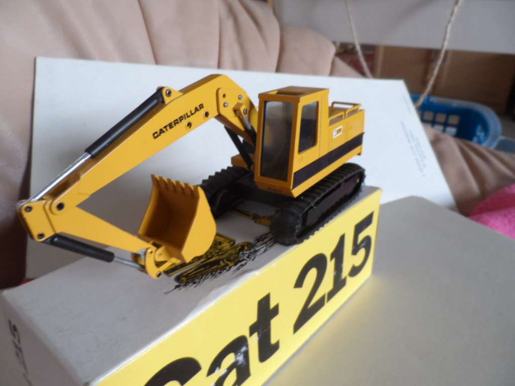 VINTAGE NZG 190 CATERPILLAR 215 1/50 Scale  [M88]