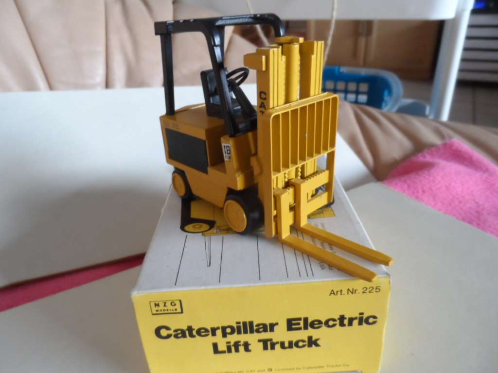 N.Z.G. 225 CATERPILLAR ELECTRIC FORKLIFT LIFT TRUCK YELLOW MIB  [m88]