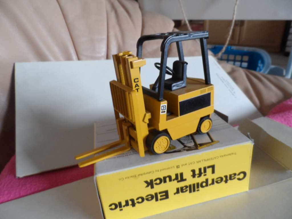 N.Z.G. 225 CATERPILLAR ELECTRIC FORKLIFT LIFT TRUCK YELLOW MIB  [m88]