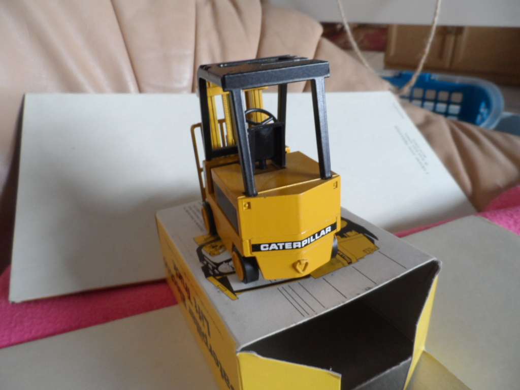 N.Z.G. 225 CATERPILLAR ELECTRIC FORKLIFT LIFT TRUCK YELLOW MIB  [m88]