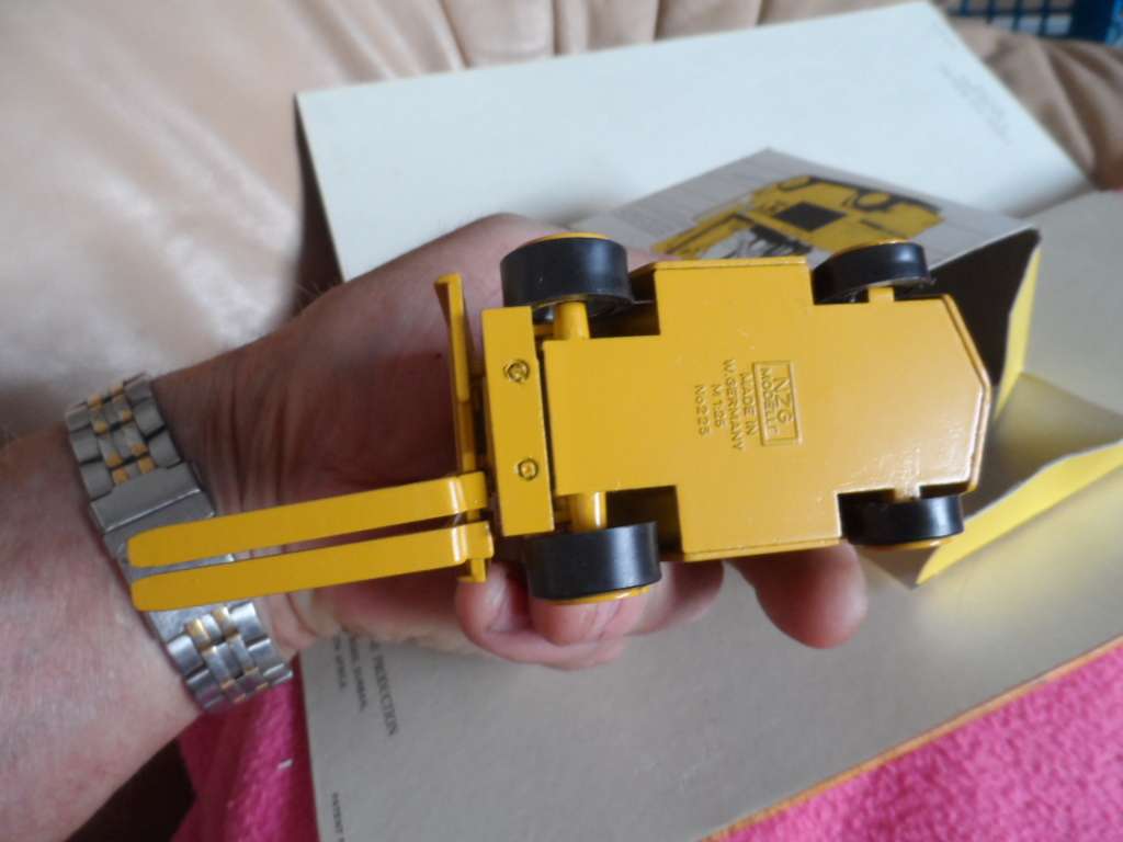 N.Z.G. 225 CATERPILLAR ELECTRIC FORKLIFT LIFT TRUCK YELLOW MIB  [m88]