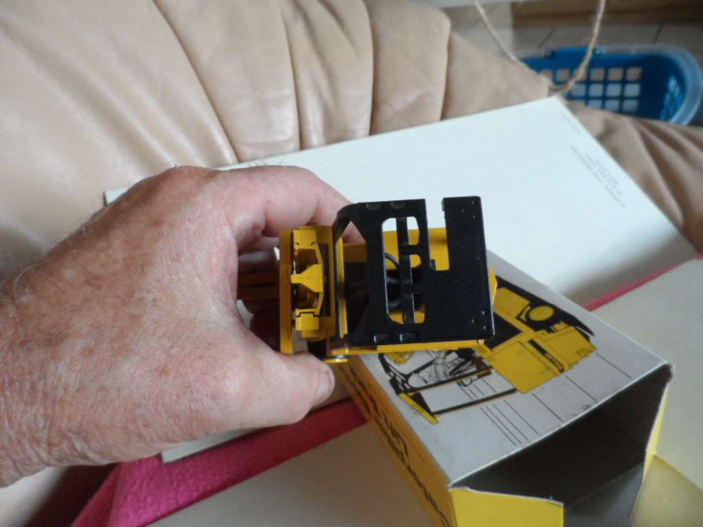 N.Z.G. 225 CATERPILLAR ELECTRIC FORKLIFT LIFT TRUCK YELLOW MIB  [m88]