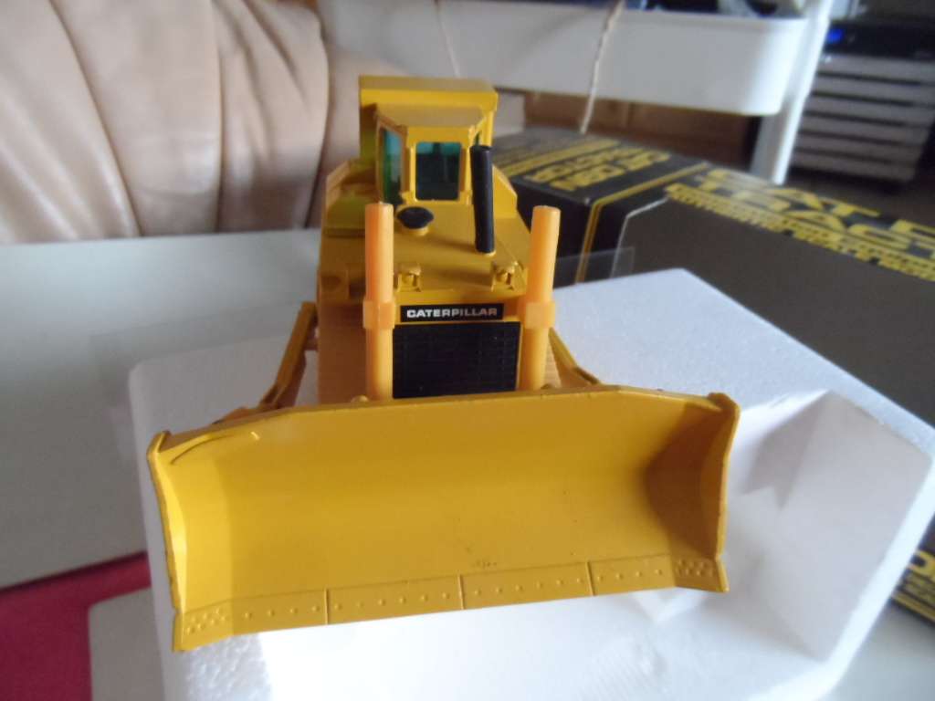 NZG 298 CATERPILLAR CAT D9N TRACK TYPE TRACTOR WITH REAR RIPPER IN YELLOW -1/50 SCALE  [M88]