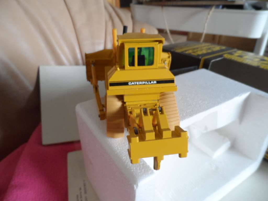 NZG 298 CATERPILLAR CAT D9N TRACK TYPE TRACTOR WITH REAR RIPPER IN YELLOW -1/50 SCALE  [M88]