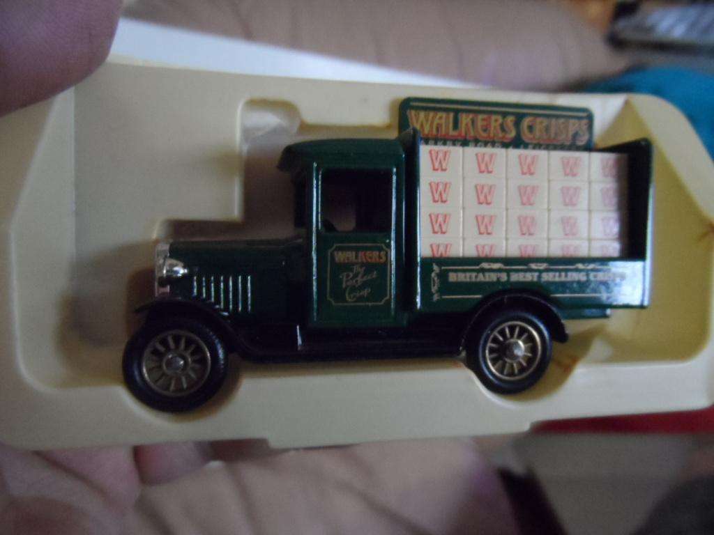 LLEDO  CLOSED TRUCK -WALKERS CRISPS- [M12]