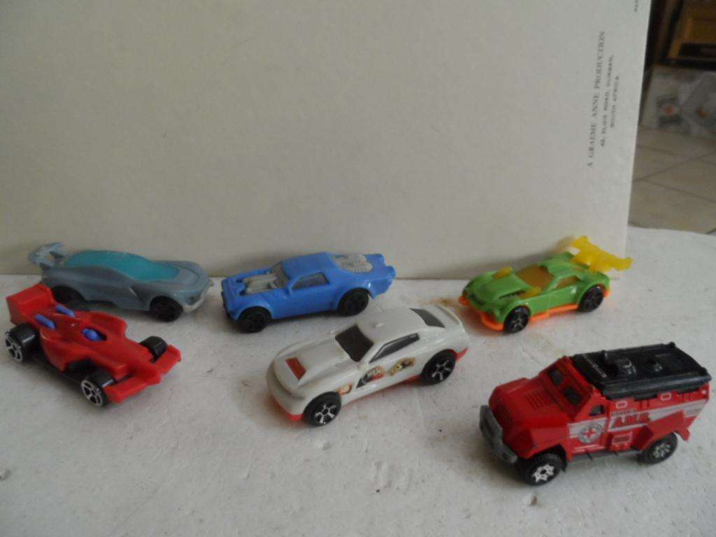5 plastic Hotwheels and unknown rescue truck-1 bid for all- [m11]