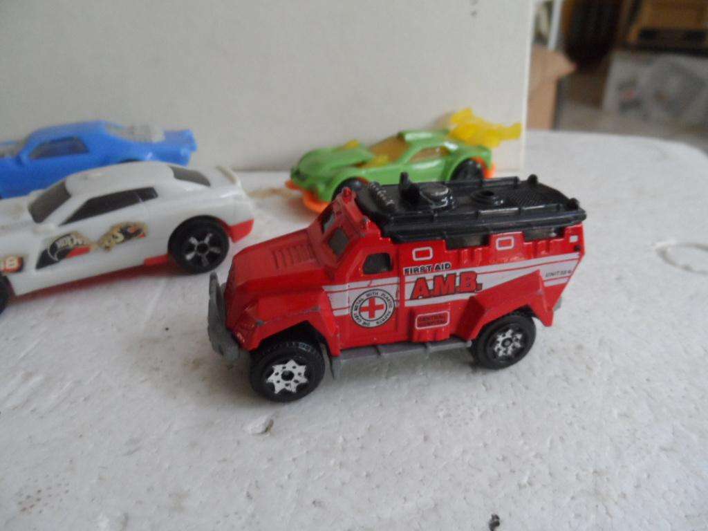 5 plastic Hotwheels and unknown rescue truck-1 bid for all- [m11]