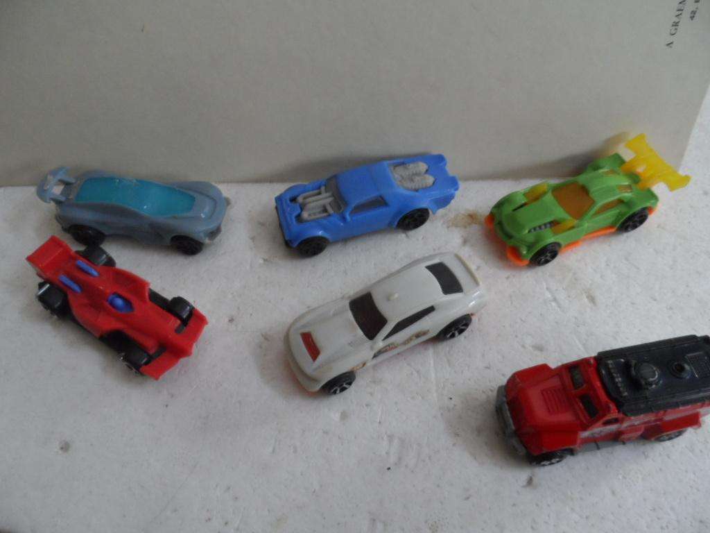 5 plastic Hotwheels and unknown rescue truck-1 bid for all- [m11]
