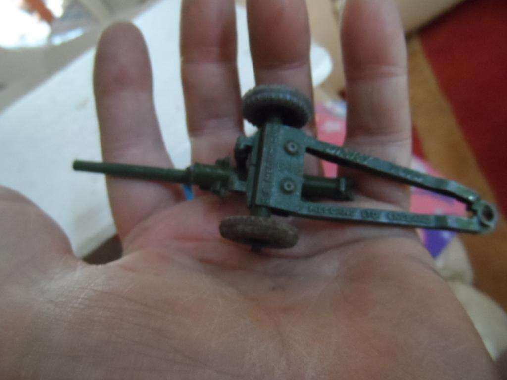Vintage  Dinky Toys No. 692 5.5 Medium Gun  [m300]