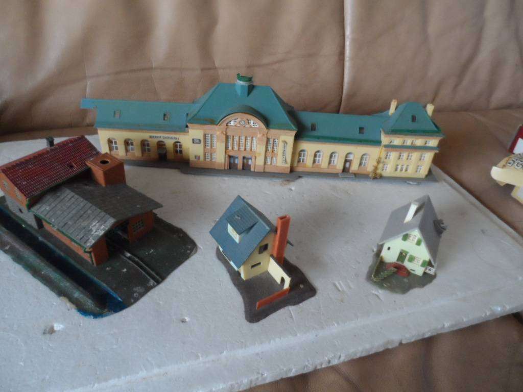 N gauge station, small industry and two house- all for one bid