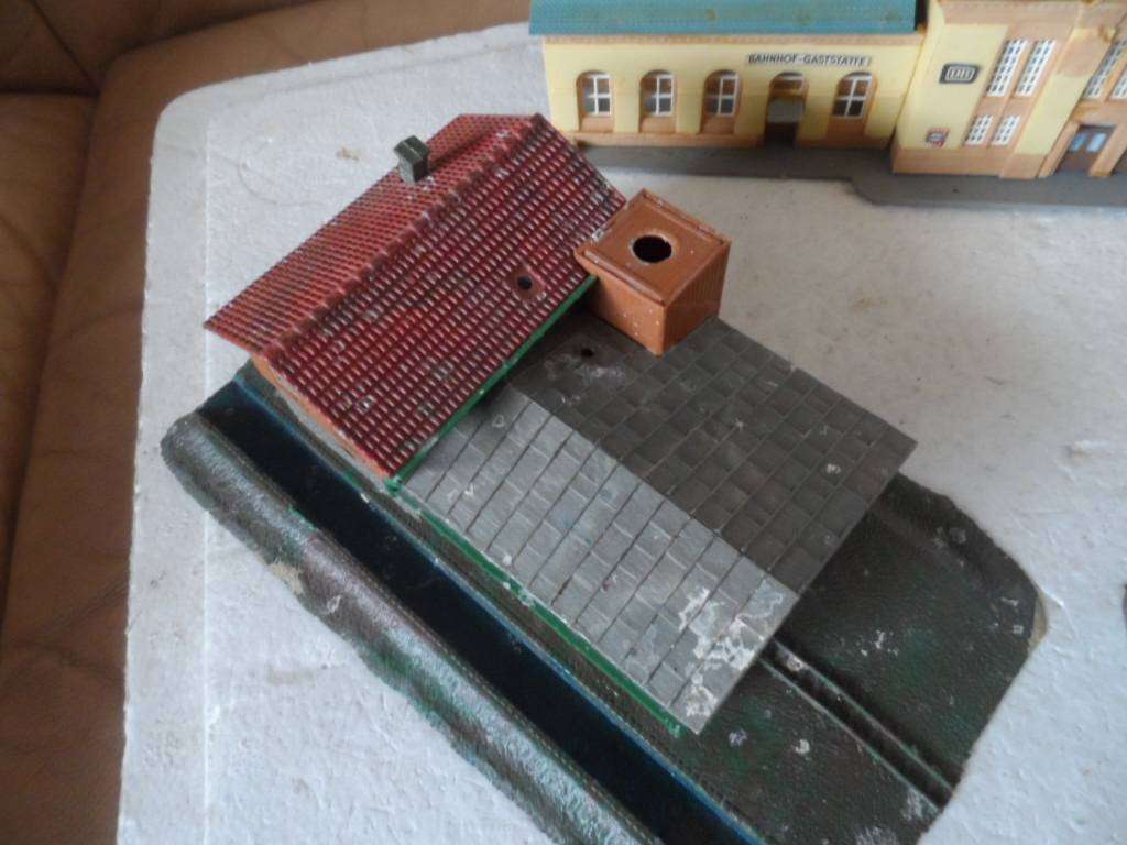 N gauge station, small industry and two house- all for one bid