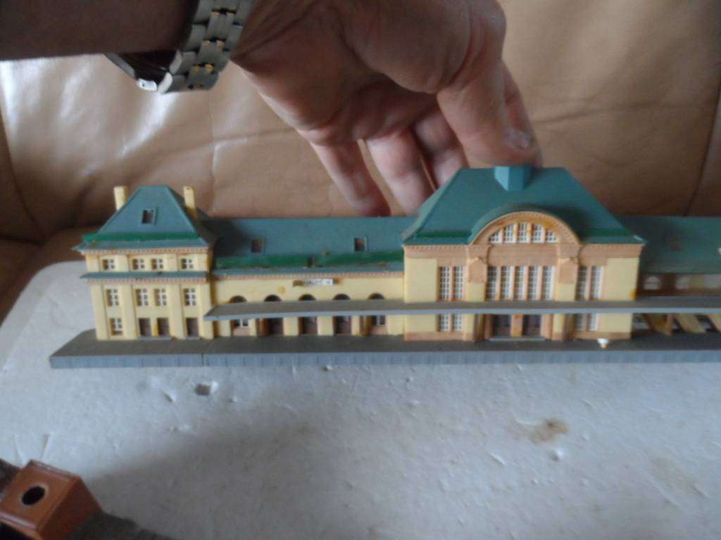 N gauge station, small industry and two house- all for one bid