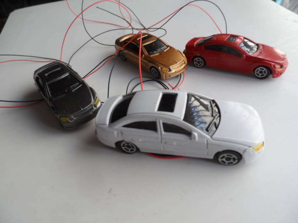 FOUR MOTOR CARS WITH WORKING LED LIGHTS -OO SCALE SCALE [D24]