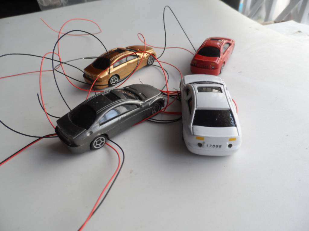 FOUR MOTOR CARS WITH WORKING LED LIGHTS -OO SCALE SCALE [D24]