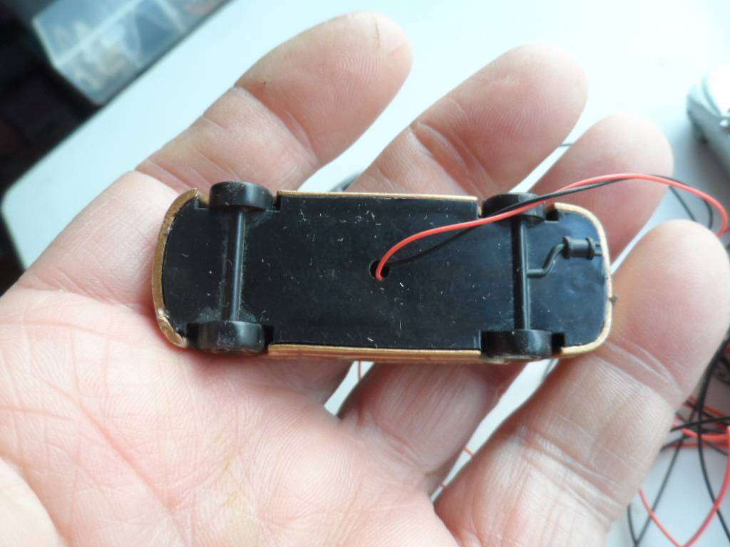 FOUR MOTOR CARS WITH WORKING LED LIGHTS -OO SCALE SCALE [D24]