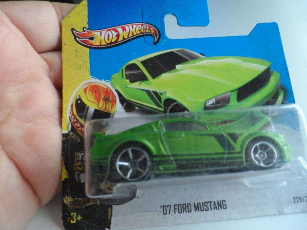 Hot Wheels 2007 Ford Mustang HW Showroom   - sealed short Card - [m37]