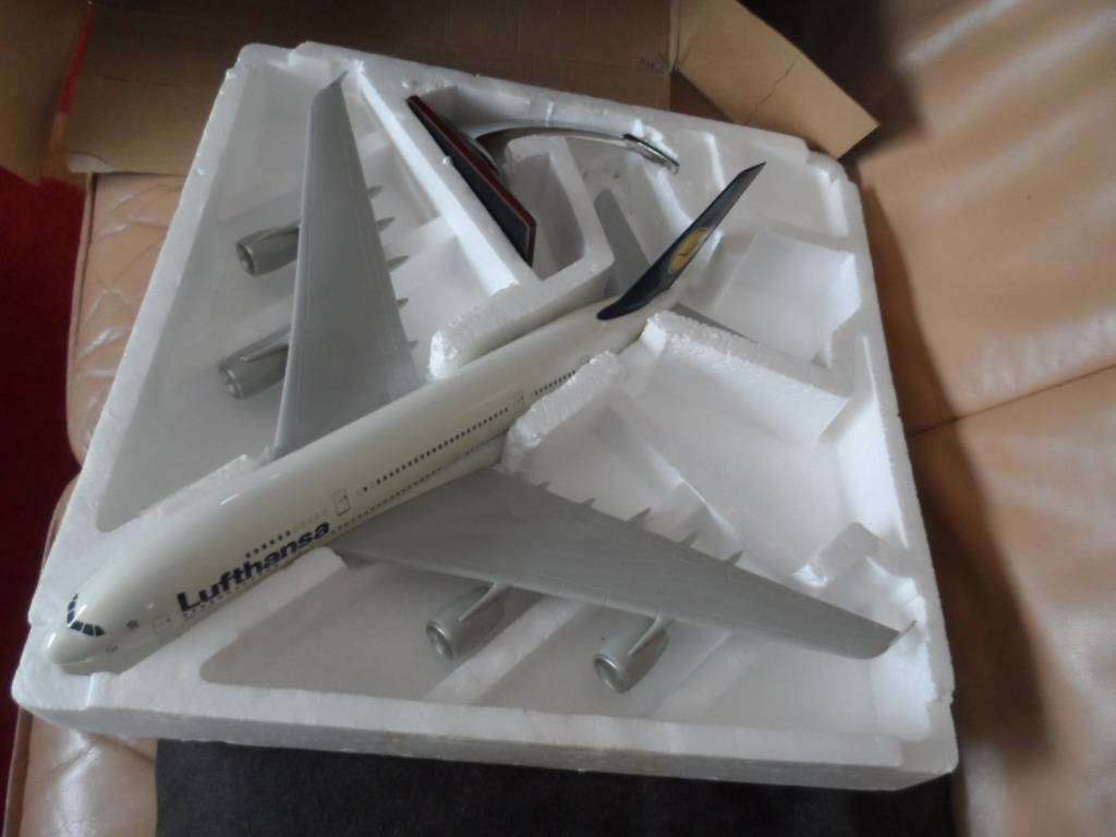 AIRBUS A380-800 LUFTHANSA DIECAST TABLE TOP MODEL