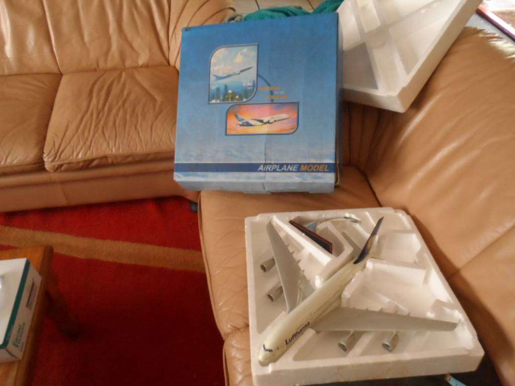 AIRBUS A380-800 LUFTHANSA DIECAST TABLE TOP MODEL