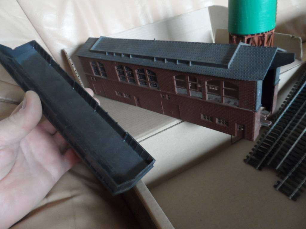 lima HO engine house/factory and other water tower, some track pieces   [m501]]