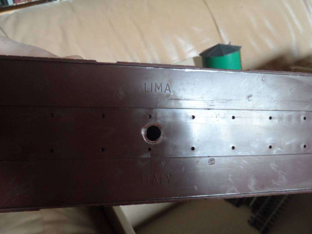 lima HO engine house/factory and other water tower, some track pieces   [m501]]