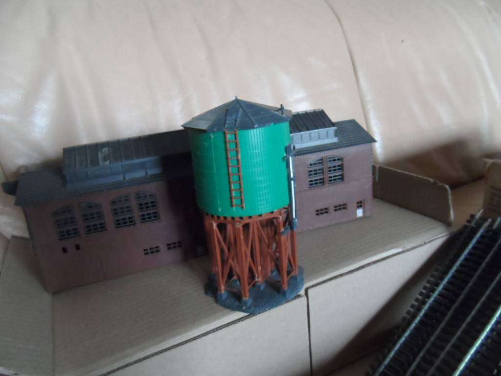 lima HO engine house/factory and other water tower, some track pieces   [m501]]