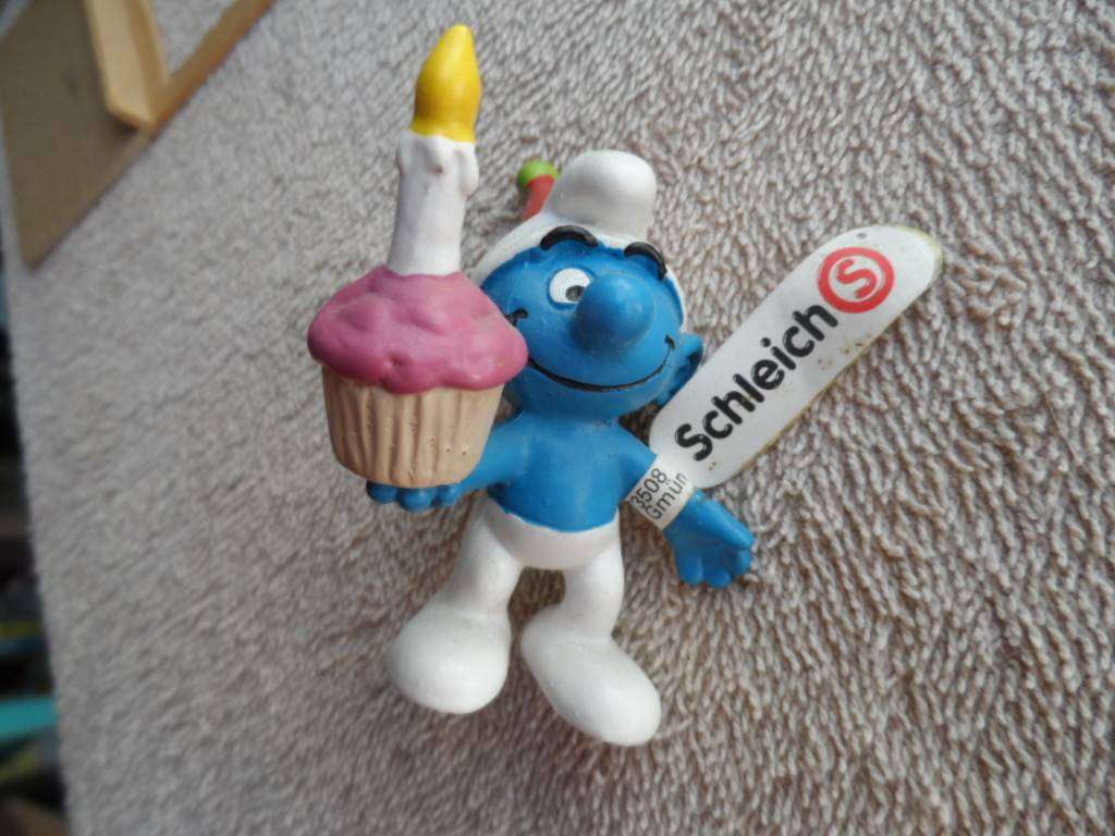 SMURF WITH CUPCAKE AND CANDLE- GERMANY