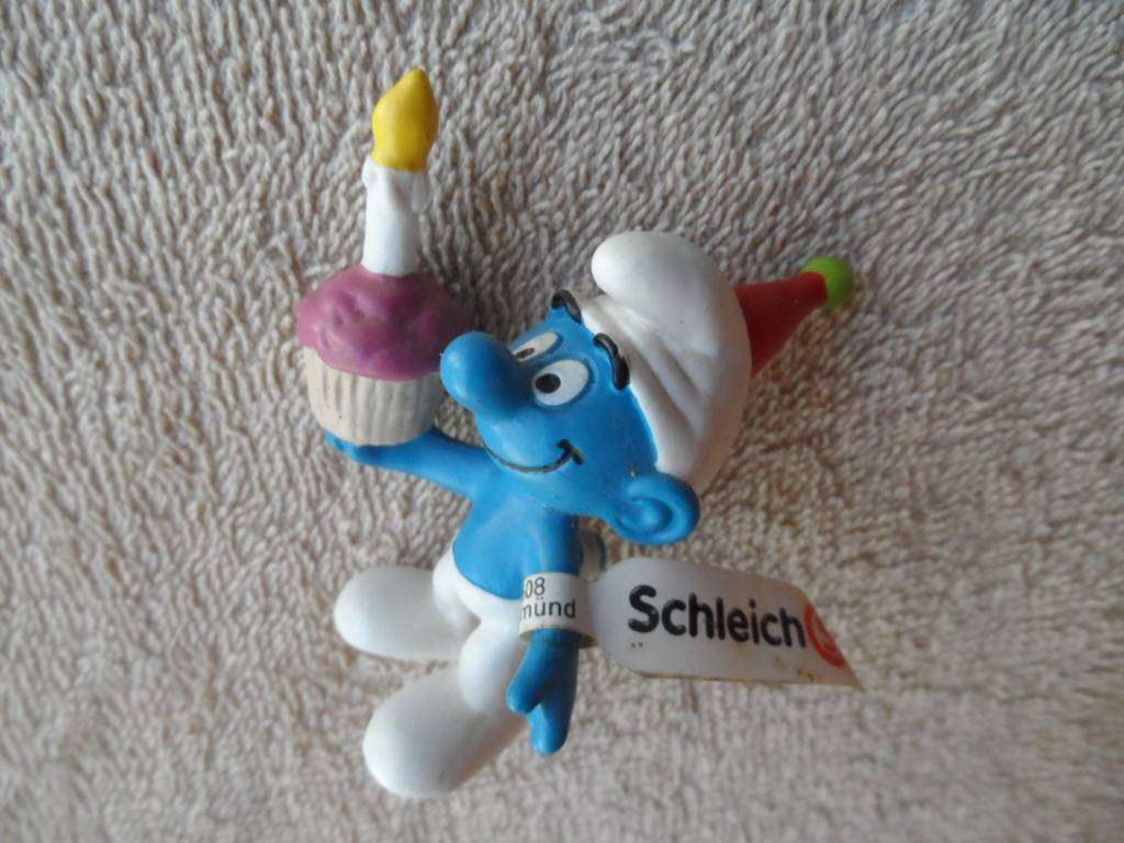 SMURF WITH CUPCAKE AND CANDLE- GERMANY