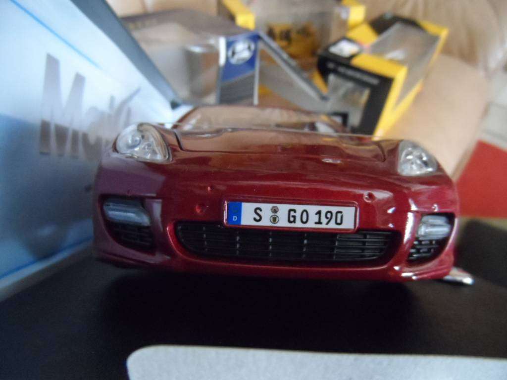 maisto premiere edition PORSCHE PANAMERA TURBO 1/18 MINT IN BOX