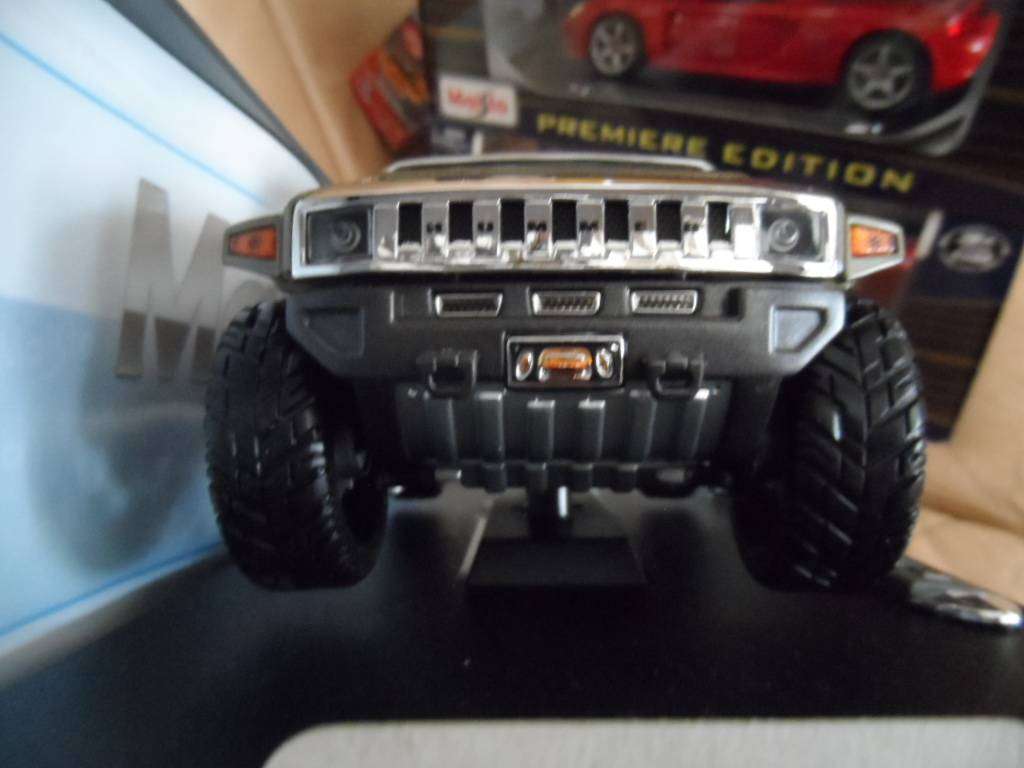 Maisto premiere hummer hx concept 1/18 scale- MINT BOXED.