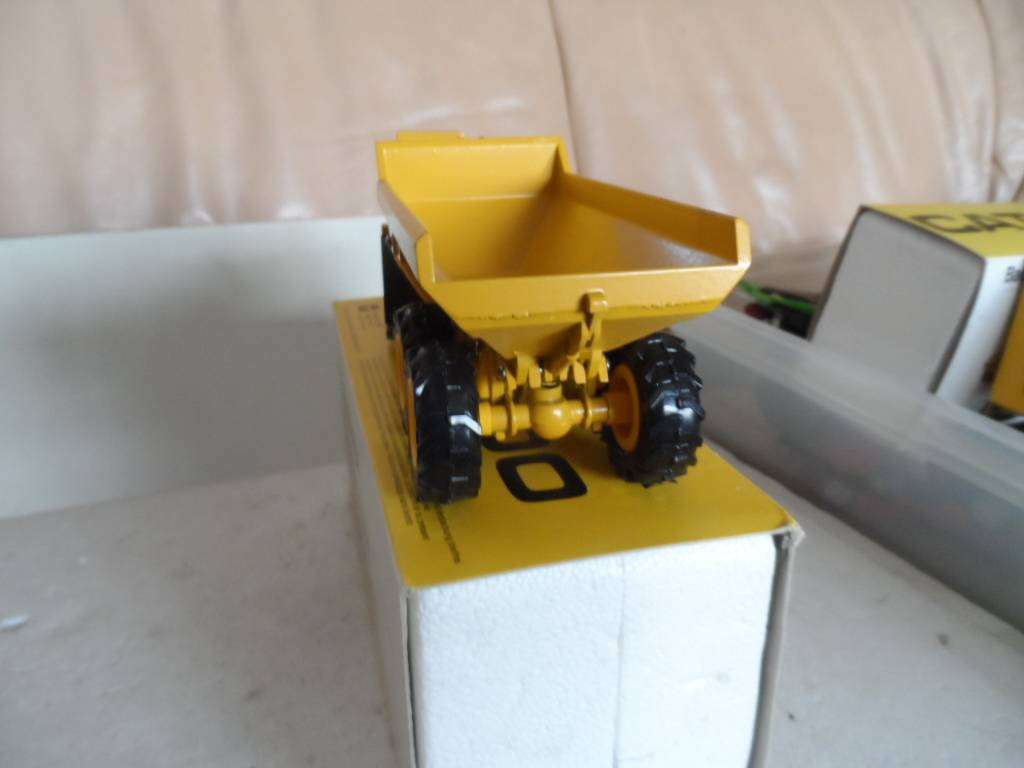 CONRAD cat d400 articulated dump truck -1:50 [m 11]